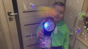 Первая игрушка! Пистолет для мыльных пузырей!