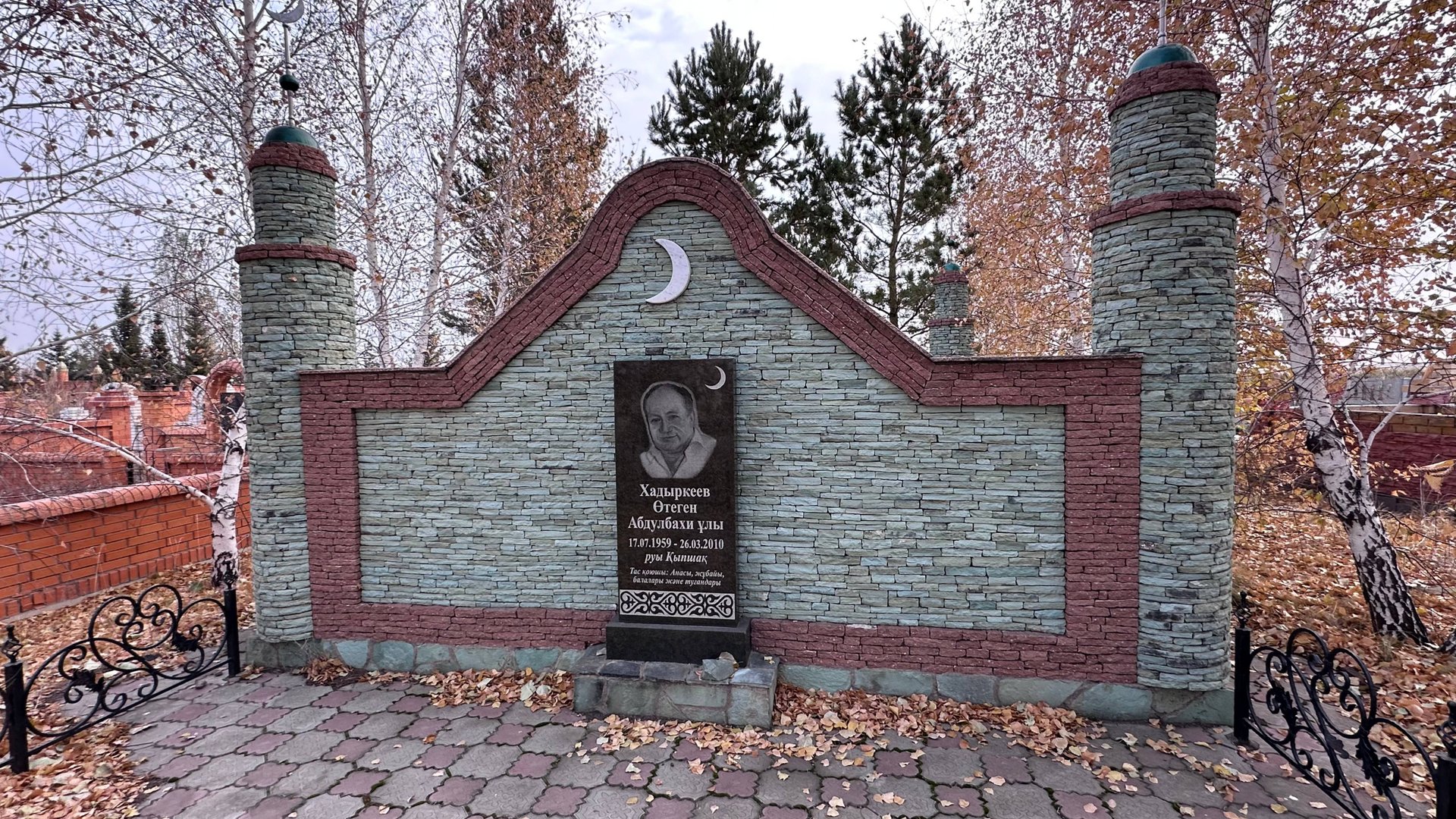 ИЛЬИНКА _ МОЛОДЫЕ ПАРНИ и ДЕВУШКИ ПОКОЯТСЯ НА ЭТОМ ЗИРАТ _КЛАДБИЩЕ.  КАЗАХСТАН пригород АСТАНЫ. смотреть онлайн