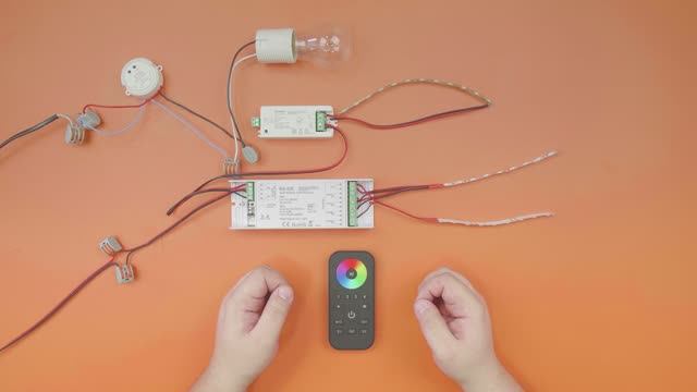 Многозонный Пульт R-4RGB Easydim | SWG смотреть онлайн