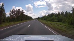 Машины мчатся по трассе