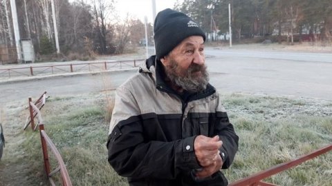 Дед не может открыть бутылку
