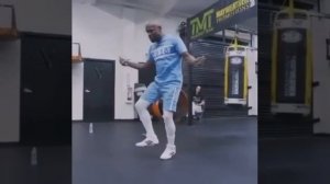 Флойд Мэйвезер, оттачивает мастерство на скакалке