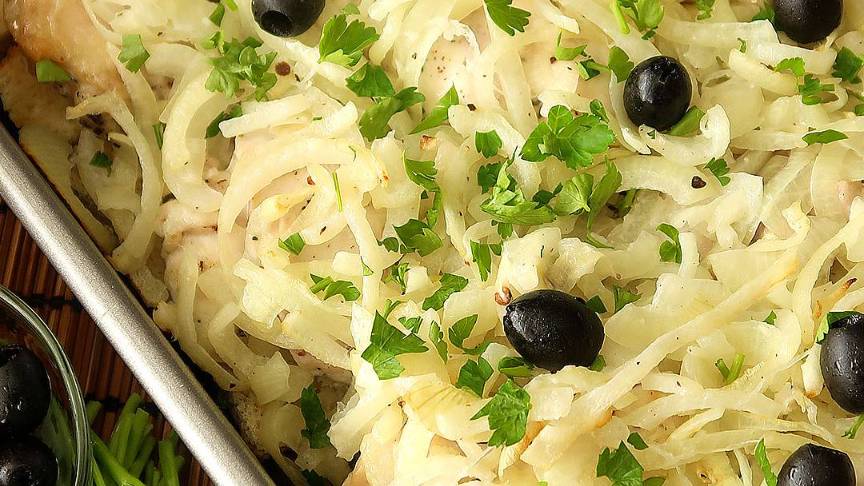 Курочка запеченная на хлебе с луком в духовке. Сочно, вкусно, необычно.