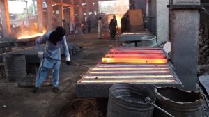 Процесс производства арматуры из лома в Пакистане