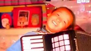 девочка играет на муз.инструменте в юрте_ф.Урга(1991г,реж.Н.Михалков)