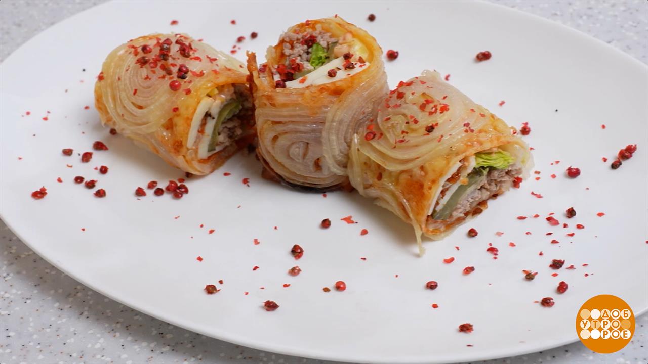 Готовим мясной рулет в луковой обертке. Доброе утро. Фрагмент выпуска от 27.10.2025