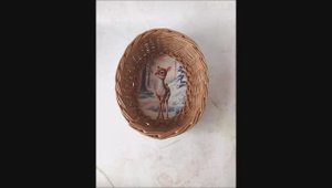 Корзинка с оленем на фанерном дне из бумажной лозы