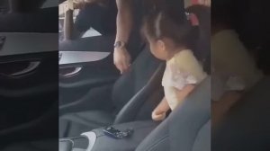 
🚘 Рука помощи — всегда хорошо
Закрыл ключи в салоне с ребенком. Малышка не растерялась — учит па