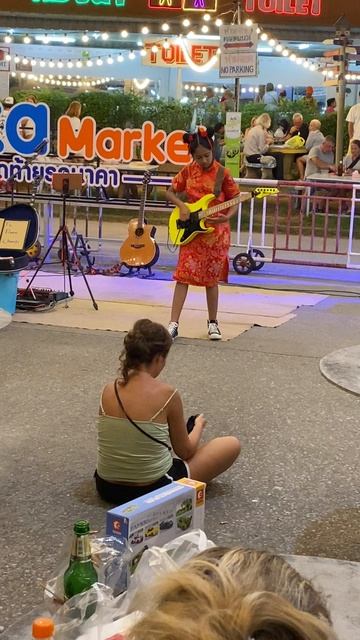 Таиланд. Пхукет. Девочка мощно рубит на гитаре. смотреть онлайн