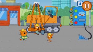 Три кота работают на стойке и собирают оранжевую машину