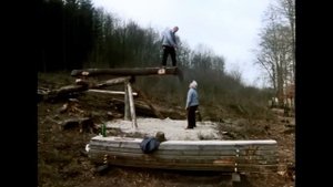 Ручной распил бревна на доски. Старая школа.