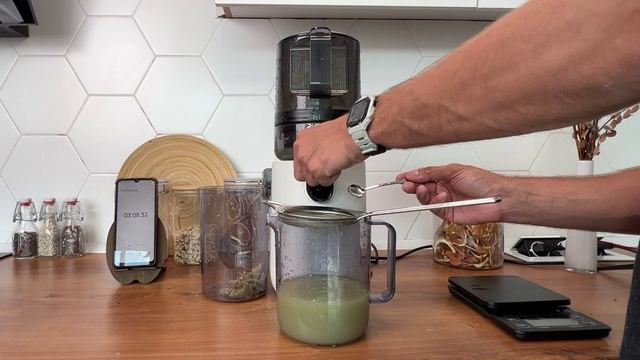 Тест: отжим винограда в соковыжималке Hurom E50ST