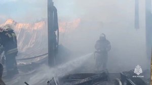 В станице Кагальницкой тушат загоревшийся магазин, 25.10.2025