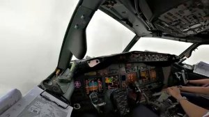 Плохая погода. ВOEING 737-900 посадка в THUNDERSTORM .
