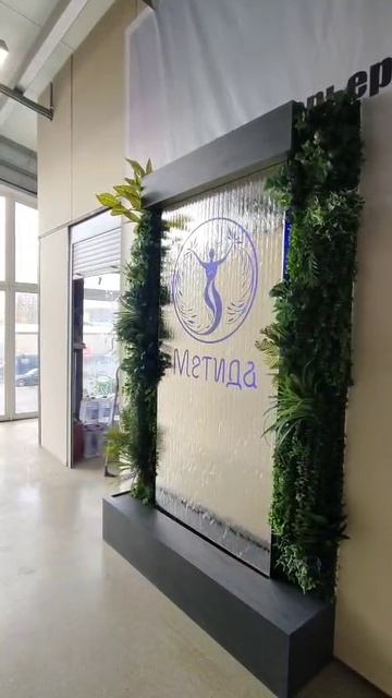 Водопад по зеркалу с логотипом