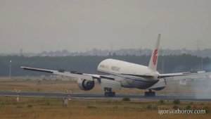 Боинг 777 Air China Cargo приземляется в аэропорту Франкфурта-на-Майне.