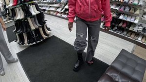 Межрасовые отношения пришли на рынок в музей 90х для Анн привычная обстановка