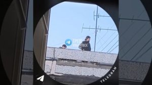 😱 Вновь подростки лазают на крыше высотки у остановки Самарская.  Почему вообще туда открыт доступ?