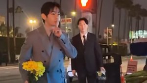 Тэхён подарил цветы фанаткам🍀