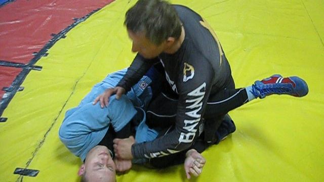 2017 год. Рычаг локтя со стороны ног с контролем ногой другой руки.