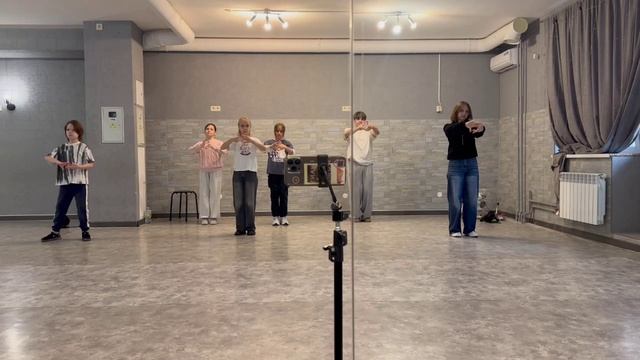 В субботу была на танцах  я так себе танцую пж без хейта я если че в чёрных джинсах