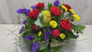 Композиция из красных роз и желтых хризантем