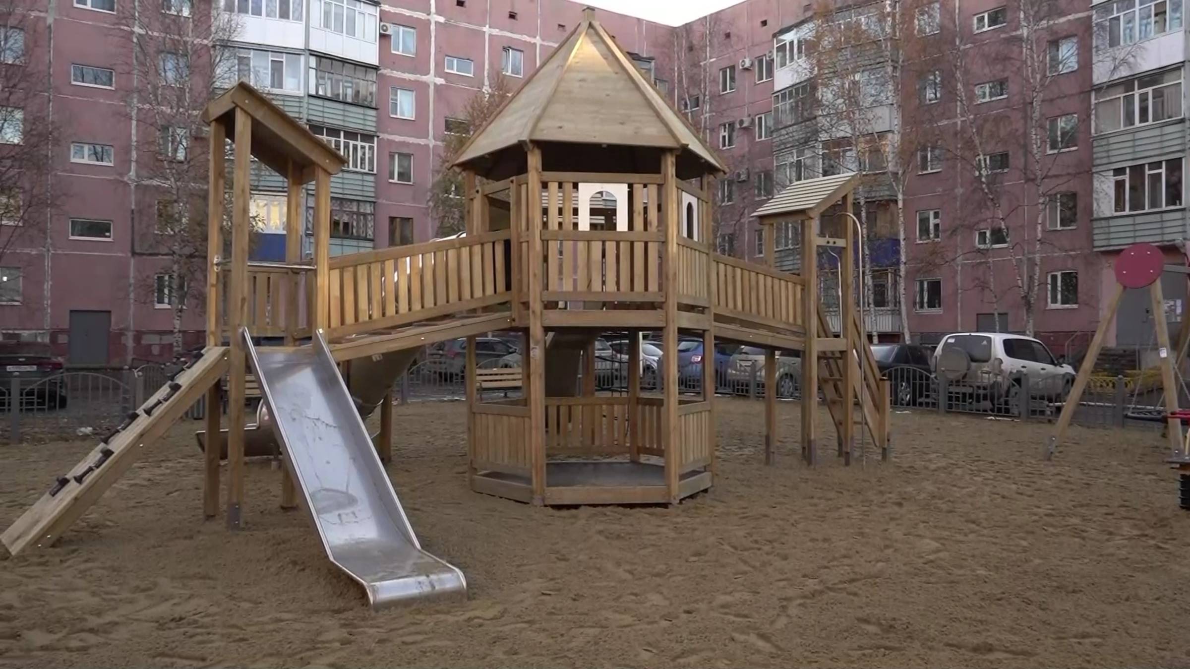 В Нефтеюганске построили новую детскую площадку
