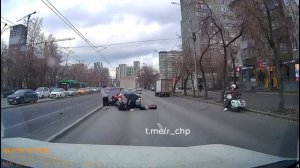 Лавирование между автомобилями, закончилось больницей для байкера из Екатеринбурга