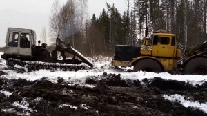 Трактора ДТ-75 и трелевочник ТДТ-55, вытаскивают кировец из болота.