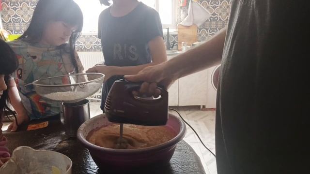 Приготовление торта всей семьёй.