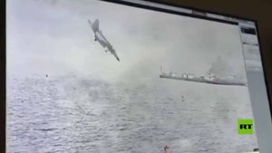 لحظة سقوط المقاتلة الأمريكية "F/A-18E/F" في بحر الصين الجنوبي