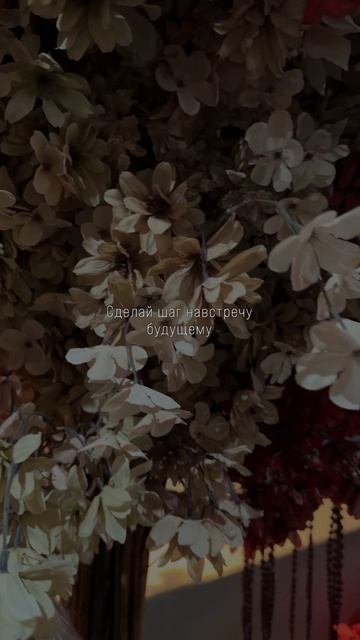 Иногда кажется, что все уже куда-то бегут, а ты просто листаешь мемы и делаешь глоток кофе