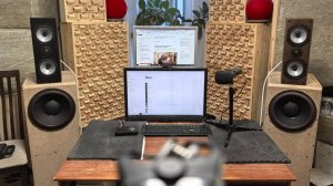 Показываю свою систему музыкальному директору радиостанций