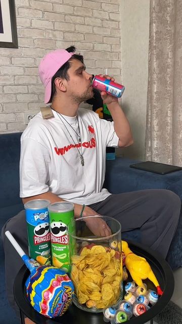 Саймон забрал чипсы у Папы 😀