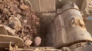 Строительство, дробление щебёнки