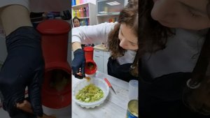 Салат с курицей, шампиньонами, ананасами и киви в форме Tupperware