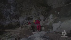 В горах Сочи спасатели МЧС России проходят спелеологическую подготовку