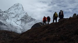 Группа Клуба 7 Вершин «Опытные яки» совершила пробежку в ближайшую деревню  Пангбоче