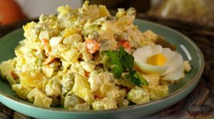 Оливье по-польски. ОВОЩНОЙ САЛАТ С ГОРОШКОМ, ЯБЛОКОМ И ЯЙЦОМ