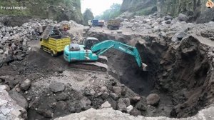 Строительство, экскаватор копает песок