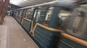 метропоезд отъезжает от "речного вокзала"