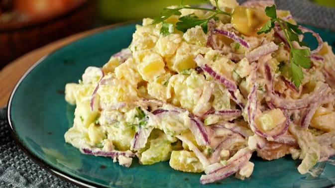 Прекрасно заменит гарнир. КАРТОФЕЛЬНЫЙ САЛАТ С СЕЛЬДЕРЕЕМ И ЯБЛОКАМИ