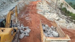 Тяжелая техника на строительстве горной дороги. Часть 4.