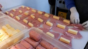 Свиная отбивная с сыром моцарелла, популярная в Корее