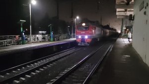 Электровоз ЭП2К-333 (ТЧЭ-6) со скорым поездом № 137С/138С Кисловодск — Нижний Новгород.