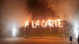 Огненная надпись и пиротехнические фонтаны на корпоративном мероприятии.