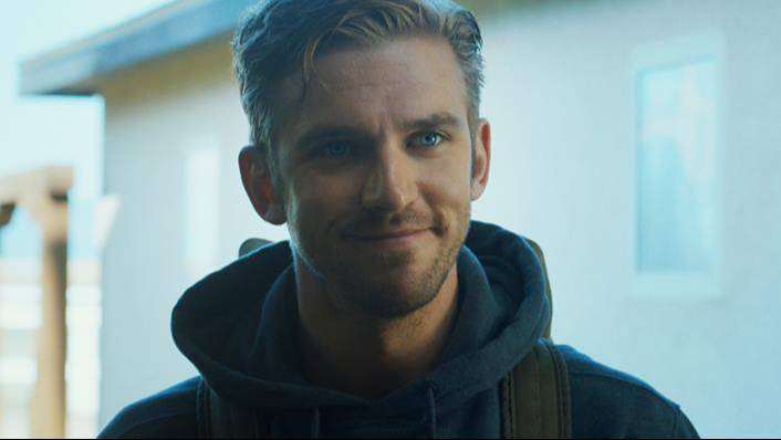 Дэвид Коллинз из кинофильма "Гость" (2014) / универсальный солдат / боевик / кинематограф