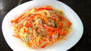 Салат фунчоза с овощами.