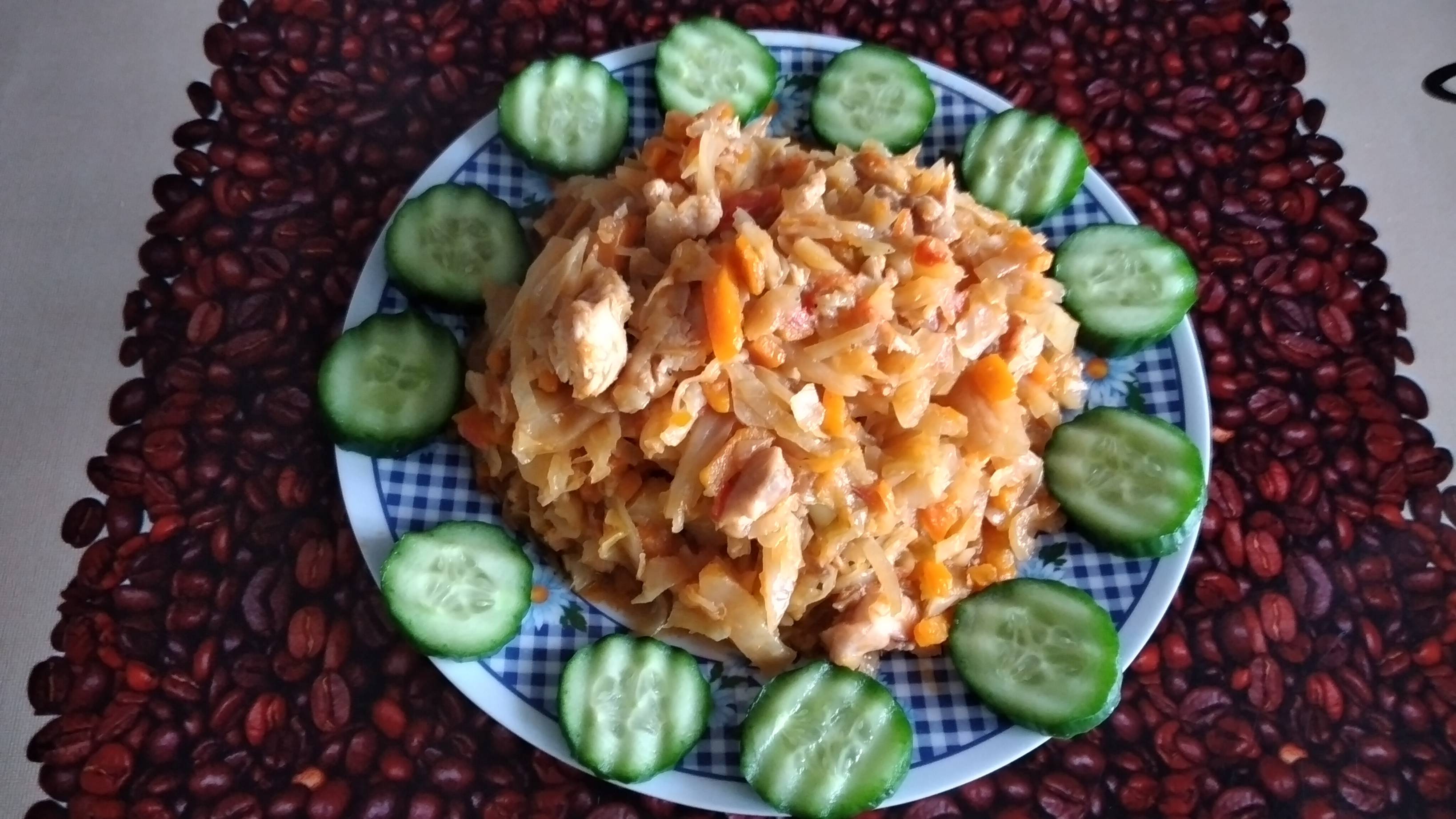 Капуста с тушёнкой.  Вкусно и просто.