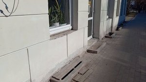 Автор канала исследует краснокирпичное здание на углу улиц Эпроновская и Багратиона.